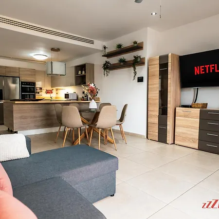Ferienhaus Marsaskala Duplex With Private Patio Near Promenade Tas-Sienja